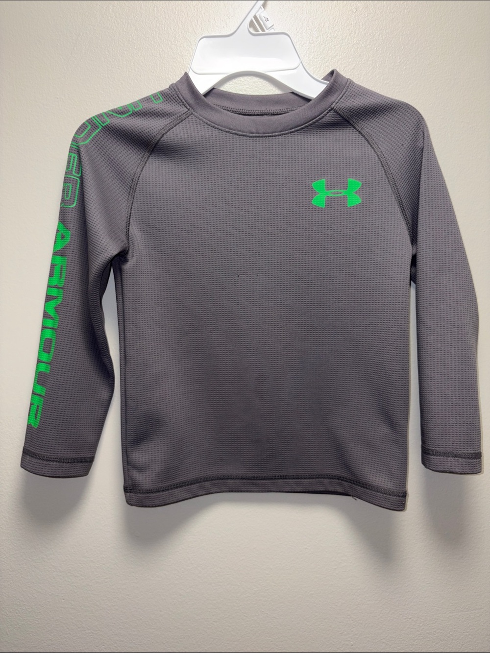 Boys size 4 gray Under Armour long-sleeve shirt 100% polyester